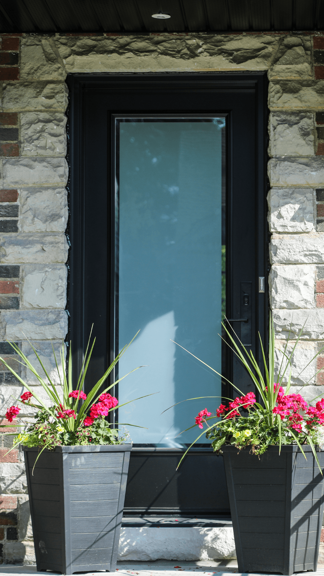 Flush steel panel with sandblasted edge glass and Miami lever