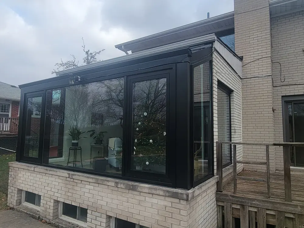 Glass sunroom in black aluminum