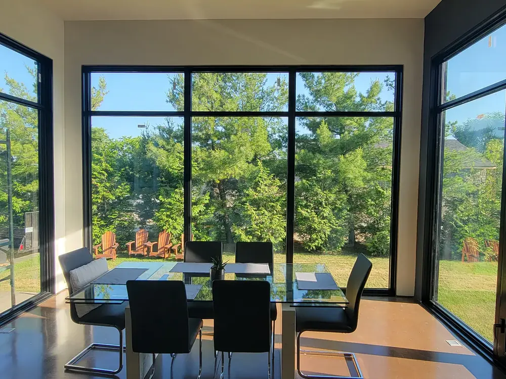 Glass corner around a dining room